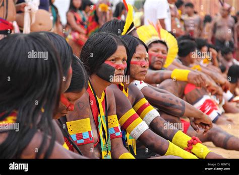Las Mujeres Indígenas Brasileños En Traje Nativo Durante Los Juegos