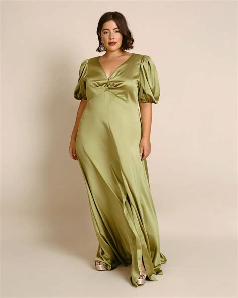28 Plus Size Bridesmaid Dresses To Fit Every Style And Budget