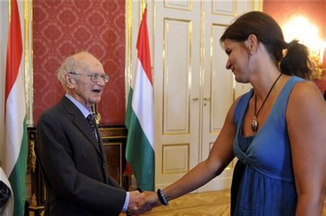 Na meg mindazt, ami ezzel jár. Egerszegi Krisztina a legmagasabb kitüntetést kapta meg ...