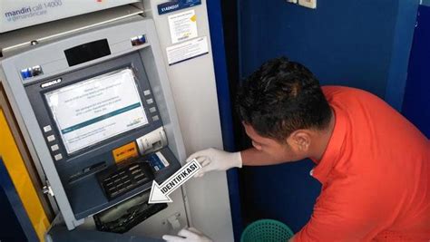 Kehadiran atm bersama juga membuktikan bahwa seluruh bank di indonesia memiliki koneksi yang baik sehingga mudah ketika nasabah sehingga ketika anda akan melakukan transaksi tidak perlu ragu lagi, untuk lebih mantapnya silahkan simak cara mengambil uang di atm bersama dibawah ini. Sikat Uang 345 Juta di ATM, Oknum Karyawan PT SSI Digulung ...