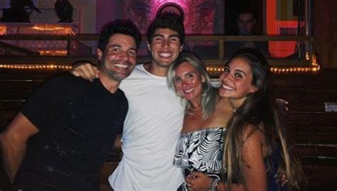Al igual que su marido a ella le gusta mantener su vida privada lejos de los flashes de la televisión y el espectáculo, por eso no cuenta con redes sociales, sin embargo sus hijos han mostrado algunas imágenes de como se ve actualmente y en todo momento destacan lo buena madre que es. La esposa de Chayanne que conoció hace 30 años en concurso ...