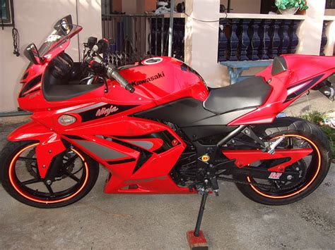 This bike is virtually brand new and has a fender eliminator kit. COOL IMAGES: Kawasaki Ninja 250R Red