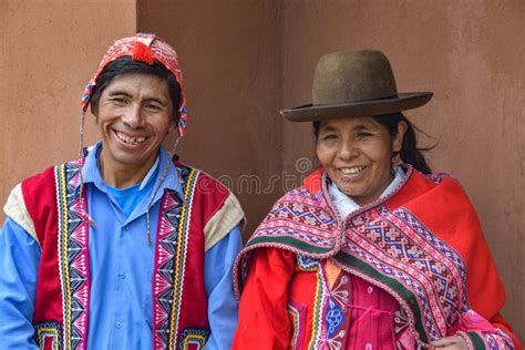 Homem E Mulher Indígenas Quíchua Na Comunidade Yachaq De Janac
