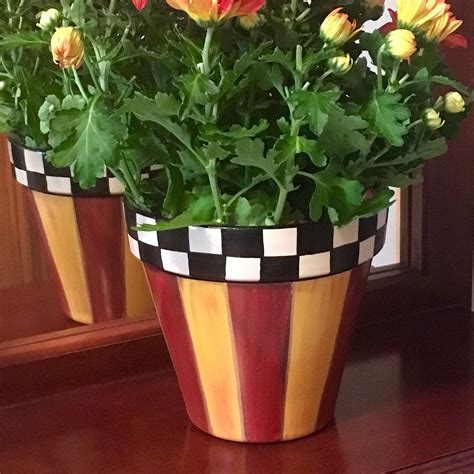 Spray paint some designs onto your flower pots to add interest to your backyard patio or deck. Gorgeous painted planter! 🌸🌸 | Flower pot rustic ...