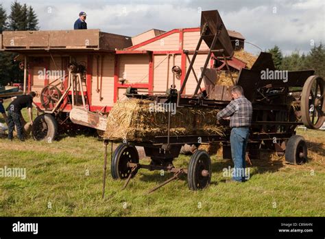 Vintage Threshing Machine In Action Hi Res Stock Photography And Images