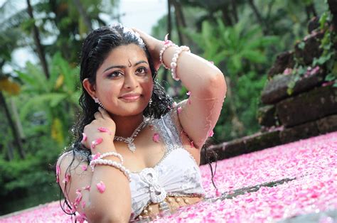 Pathirama Pathukkunga Tamil Movie Stills Southcine