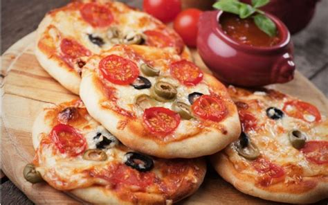 Evde Kolay Küçük Pizza Yapımı - MİNİ PİZZA TARİFİ, NASIL YAPILIR? | Ev Yapımı, Leziz Pizza Tarifleri