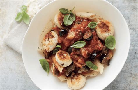 Penne met aubergine- tomatensaus en gebakken ricottaballetjes