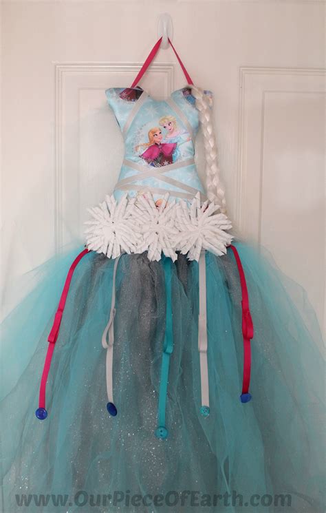 This is a great gift idea for girls to keep their hair clips organized or make it for your own girls. DIY Elsa Tutu Bow Holder - Our Piece of Earth