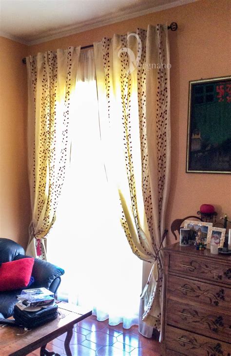 Il tendaggio, confezionato da atelier caruso, è tappezziere in stoffa e pelle a torino e tendaggi per interni mano seta in effetto onda con bastone moderno profilo 4.0 alluminio satinato. Tenda in seta ricamata | Tende in seta, Seta ricamata, Tende