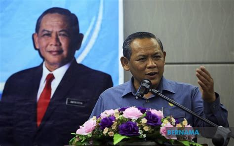 Kebanyakan pejabat kerajaan dibuka pada hari ahad. BERNAMA - Akademi Imigresen Malaysia Port Dickson jadi ...