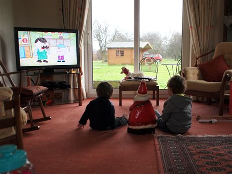 File:Children watching TV.jpg - Wikimedia Commons