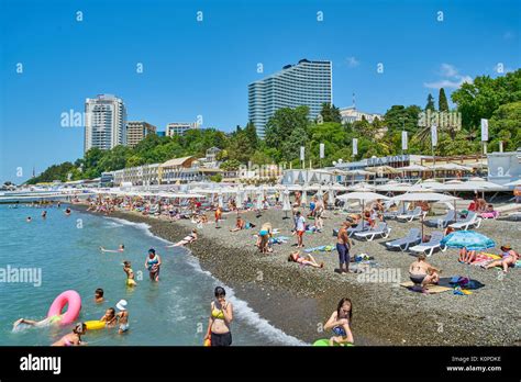 sotschi russland 6 juli 2017 strand majak blick auf den strand in sotschi leute