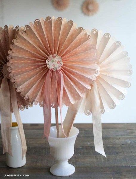 Quando la cerimonia è formale, la sposa è in abito lungo e il matrimonio si celebra tra il mattino e le 18, allo sposo si addice. Ventagli per gli ospiti del matrimonio: ecco come renderli ...