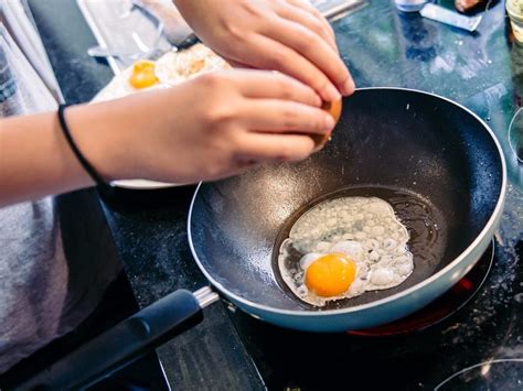 Makan Telur Mentah Apakah Sehat Dan Aman Ini Penjelasan Medisnya My Xxx Hot Girl