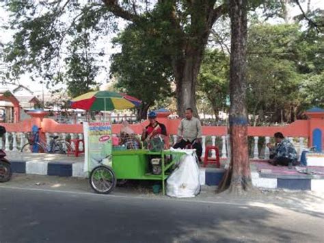 >> pengertian pembeli adalah orang membeli/ menghabiskan nilai guna barang yang di belanjakan oleh penjual. Menjadi Penjual Es Tebu adalah Pilihan | BeritaBojonegoro.com