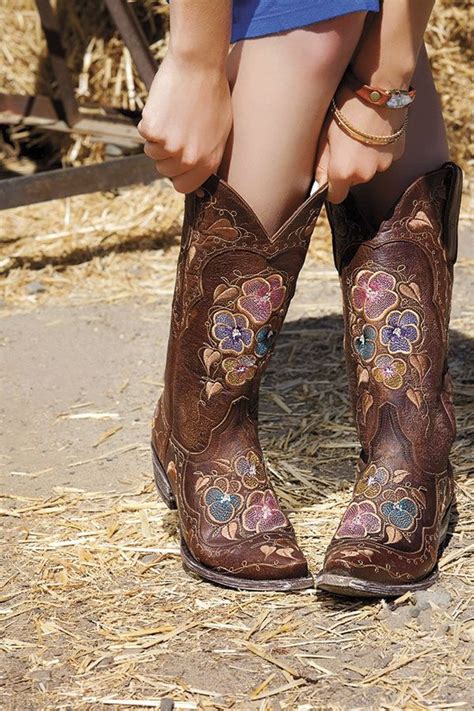 Cowgirl 2017 Holiday T Guide Cowgirl Magazine Trending Shoes Boots Cowgirl Boots