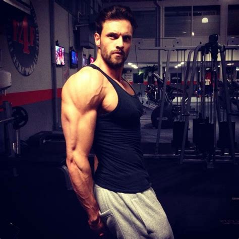 Dit door een intensief trainingsprogramma en een gezond dieet. Joel Beukers | -Guns | Pinterest