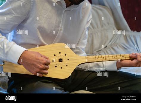 Plucked String Instrument Hi Res Stock Photography And Images Alamy