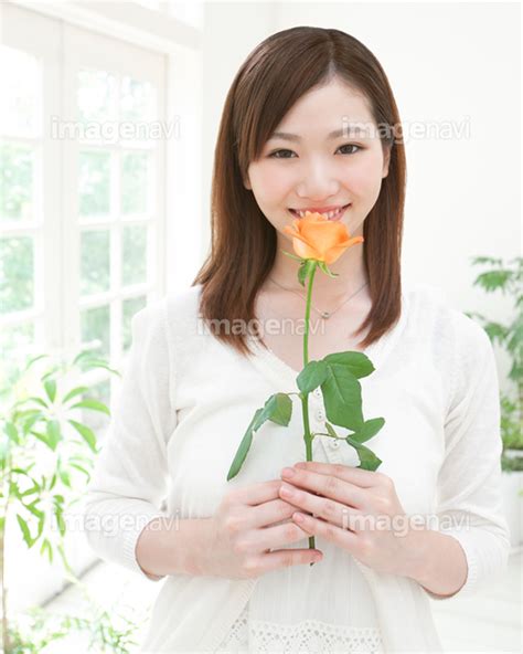 【一輪の花を持つ女性】の画像素材11567068 写真素材ならイメージナビ
