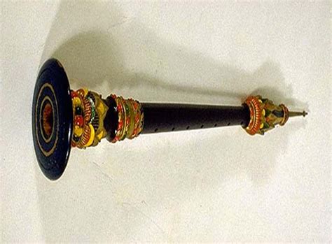 Cara memainkannya adalah alat dipukul dengan sesuatu yang mirip dengan palu. 6 Gambar Alat Musik Tradisional Bali, Fungsi dan Cara ...