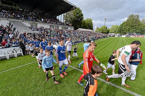 Schalke 04 besiegt den fc villingen. Villingen-Schwenningen: 3200 Fans wollen Villingen gegen ...