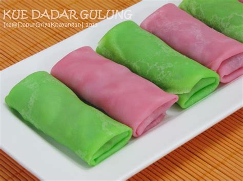 Kue dadar gulung merupakan salah satu jenis kue atau jajanan yang tergolong pancake. Dapur Griya Khayangan: KUE DADAR GULUNG