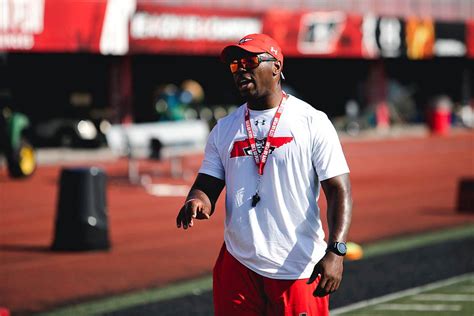 Including strength and conditioning coaches, the typical nfl team averages 15 assistant coaches. APSU Football running backs coach Brandon Jackson gathers new insights with former pro team ...