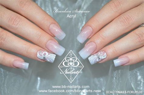 Nicht erschrecken, alles rund um den nagel machen wir im nächsten schritt sauber. 100 Dezente Bilder mit Nageldesign