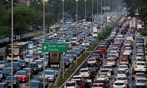 Con il termine transito si fa riferimento al transito unionale/comune, che costituisce un caso del transito comune). Paulistano passa 45 dias por ano preso no trânsito ...