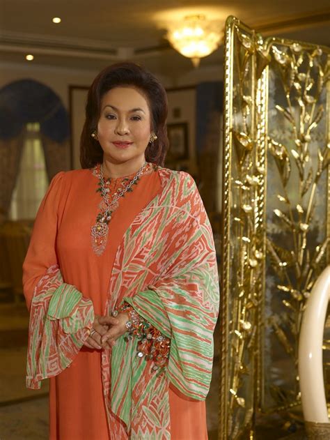 In his post, siew compared rosmah's recent look with a photo he said was from 1989, when she was 38 years old. Datin Paduka Seri Hajjah Rosmah Mansor - MYBATIK MAGAZINE