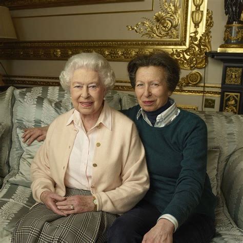 12 Potret Sisi Hangat Ratu Elizabeth Ii Dengan Keluarga