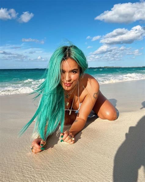 Karol G Sube La Temperatura En Instagram Posando En Atrevido Bikini