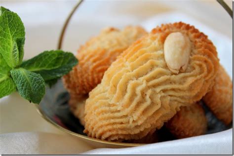 Pour régaler les convives dès l'apéritif et leur laisser une magnifique impression au moment du dessert, le petit four est devenu incontournable.toasts au saumon, minis pizzas et pâte feuilletée sous toutes ses formes pour bien débuter, tandis que religieuses, tartes et autres. petits fours aux amandes