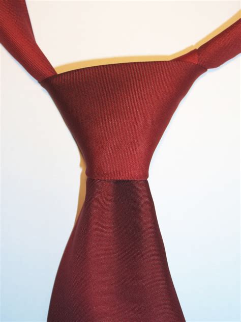 As with every tie knot, flip up your shirt collars and place the tie around your neck. Half-Windsor knot - Wikiwand