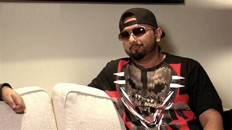 lucknow court issues non bailable warrant against rapper honey singh