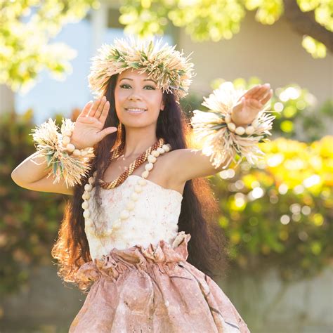 Pin By Teresa Mandevill On Picture Poses For Maddy Polynesian Dance Hula Dancers Tahitian Dance