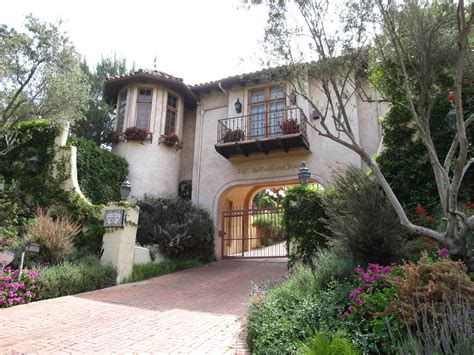 His house was built in 1986 and it contains 8 bedrooms and 8 baths. A Patchwork Quilt: Made By Design: Hollywood - More of the ...