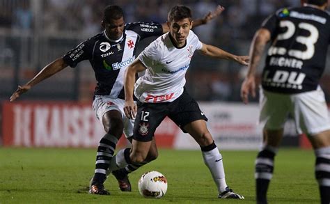 O sport club corinthians paulista e o club de regatas vasco da gama são dois dos clubes mais vitoriosos da história do futebol brasileiro. Corinthians x Vasco - 28/09/2018 - Esporte - Fotografia ...