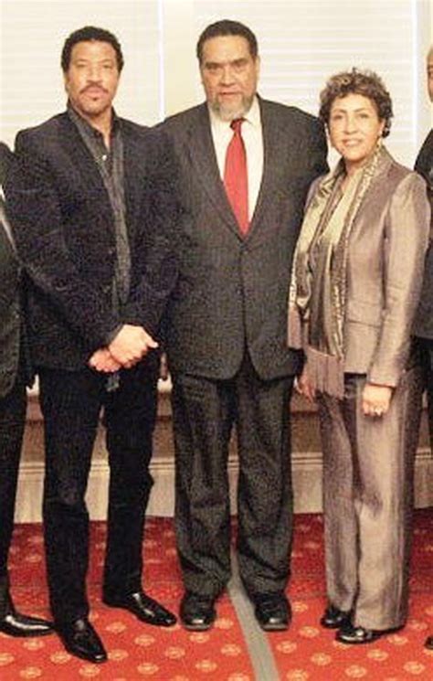 His daughter is nicole richie. Singer Lionel Richie visits Tuskegee; Brewton sports photo ...