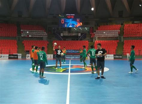Arema fc latihan di lapangan futsal champion ma chung. AFC U-20 FUTSAL CHAMPIONSHIP: Jelang Laga Pembuka, Timnas Futsal Indonesia U-20 Jajal Kondisi ...
