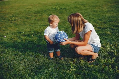 Madre Con Hijo Jugando En Un Parque De Verano Foto Gratis
