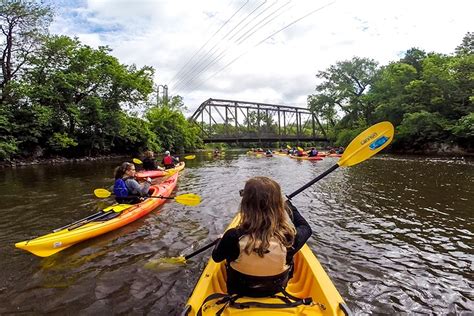 Urban Kayaking On The Mississippi River In Minneapolis Wander The Map