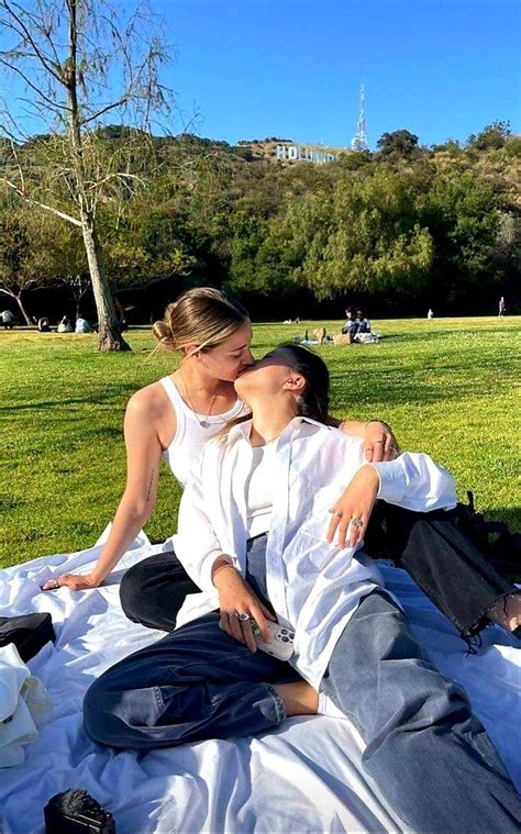 Pin By Yuria On Lesbian Lesbians Kissing Lesbian Couple Photos
