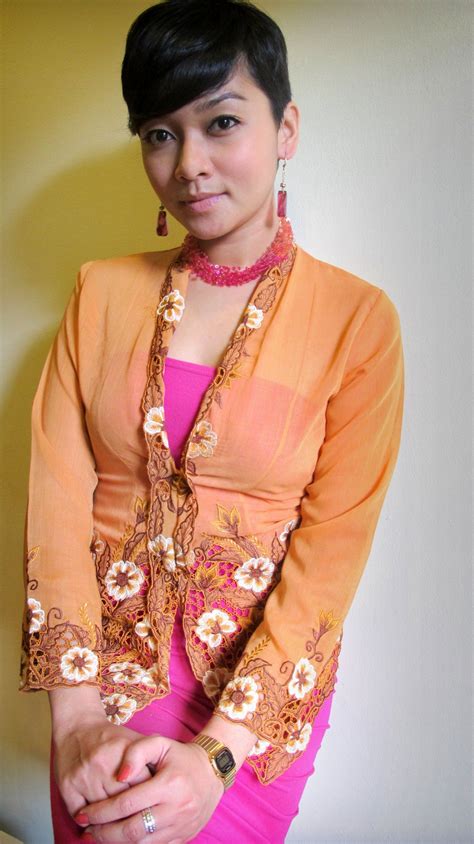 Ia boleh dijumpai dengan pelbagai variasi warna bunga seperti oren. Bunga Tahi Ayam www.facebook.com/Kebayana | Saree, Fashion ...