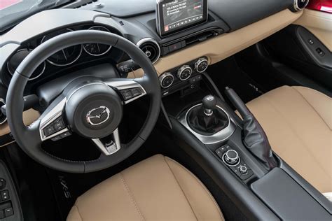2017 Mazda Mx 5 Miata Rf Interior View Motor Trend En Español