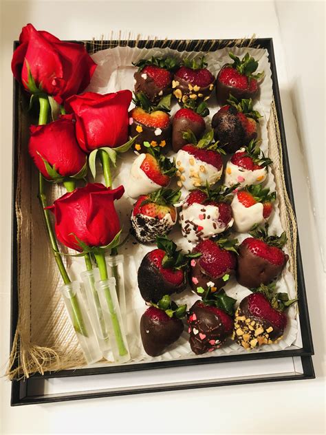 Chocolate Covered Strawberries With Roses T Box In 2020 Chocolate