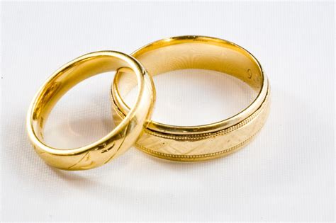 Perbedaan Jenis Emas Muda Dan Emas Tua Untuk Cincin Kawin ...