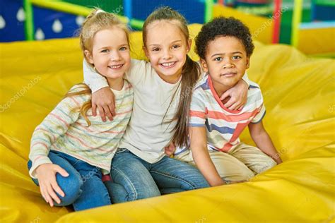 Colorido Retrato De Tres Niños Lindos Sonriendo Felizmente Mirando A La