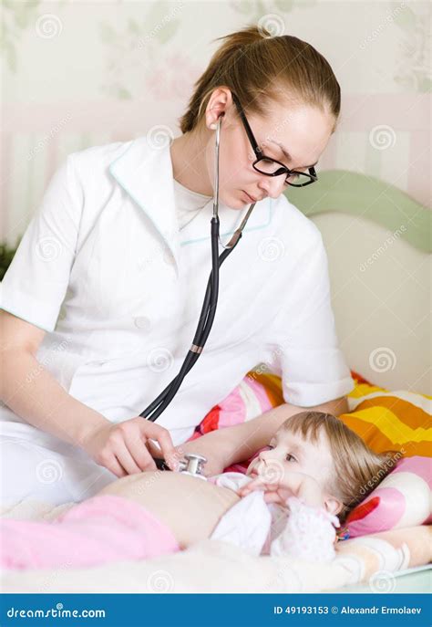 Девушка доктора рассматривая с стетоскопом Стоковое Изображение изображение насчитывающей